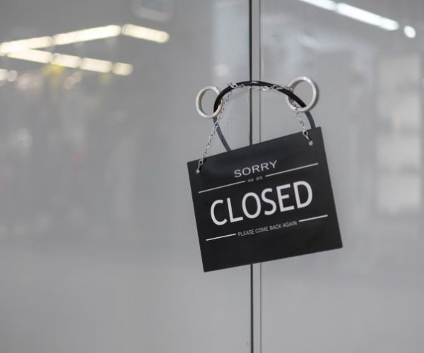 porta con cartello di chiusura